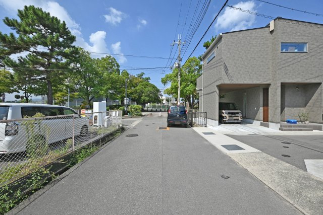 ハッピータウン伊丹瑞穂町6丁目新築一戸建ての前面道路含む現地写真|分譲地南側前面道路写真です。
区画整理された整った街並みが広がる住宅地で、生活利便性と住みやすさを兼ね備えた住環境です。