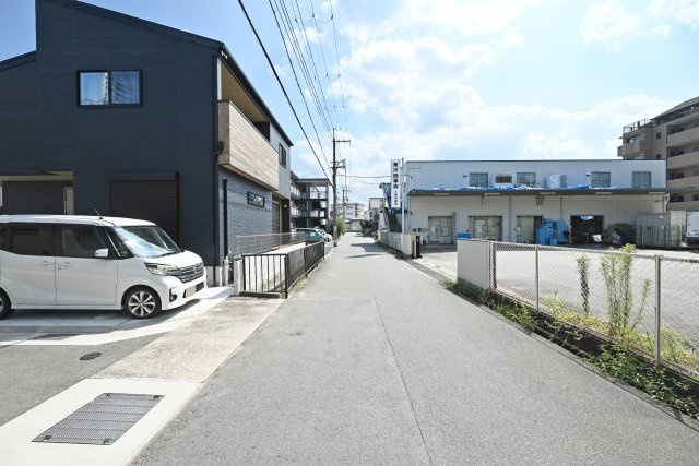 ハッピータウン伊丹瑞穂町6丁目新築一戸建ての前面道路含む現地写真|分譲地南側前面道路写真です。
区画整理された整った街並みが広がる住宅地で、生活利便性と住みやすさを兼ね備えた住環境です。