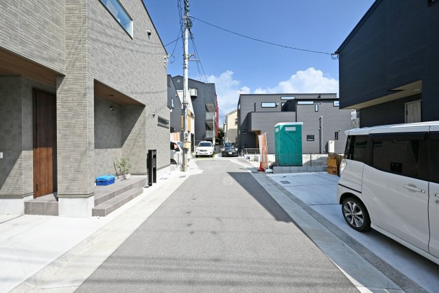 ハッピータウン伊丹瑞穂町6丁目新築一戸建ての前面道路含む現地写真|位置指定道路入口から撮影した、現地外観写真です。道路幅員は約4.3ｍ幅です。