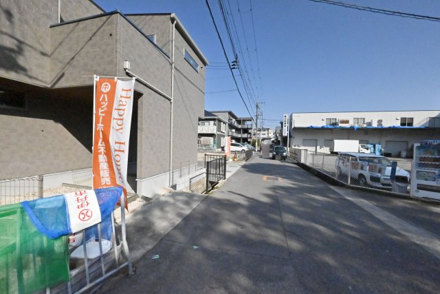 ハッピータウン伊丹瑞穂町6丁目新築一戸建ての前面道路含む現地写真|分譲地南側前面道路写真です。