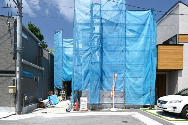 ハッピータウン伊丹瑞穂町6丁目新築一戸建ての外観|E号地現地外観写真です。
現在順調に建築中です。
