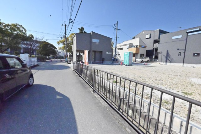 ハッピータウン伊丹瑞穂町6丁目新築一戸建ての前面道路含む現地写真|分譲地南側前面道路写真です。