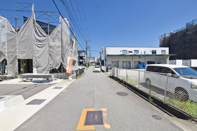 ハッピータウン伊丹瑞穂町6丁目新築一戸建ての前面道路含む現地写真|分譲地南側前面道路写真です。
区画整理された整った街並みが広がる住宅地で、生活利便性と住みやすさを兼ね備えた住環境です。