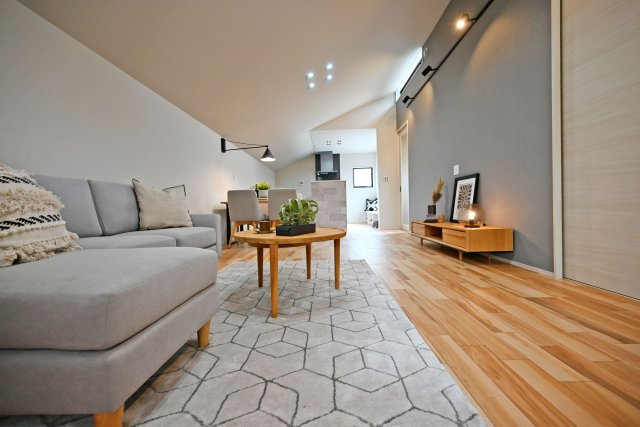 ハッピータウン伊丹瑞穂町6丁目新築一戸建ての居間・リビング|LDKの一角には造作カウンターを設置。読書や在宅ワーク、家族のスタディスペースなど多彩に活用できます。高窓を配置するなどデザイン性を向上させた内観に仕上がりました