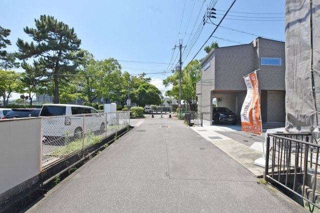 ハッピータウン伊丹瑞穂町6丁目新築一戸建ての前面道路含む現地写真|分譲地南側前面道路写真です。
