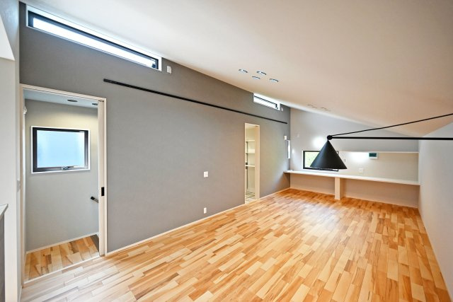 ハッピータウン伊丹瑞穂町6丁目新築一戸建ての居間・リビング|LDKの一角には造作カウンターを設置。読書や在宅ワーク、家族のスタディスペースなど多彩に活用できます。高窓を配置するなどデザイン性を向上させた内観に仕上がりました・