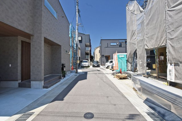 ハッピータウン伊丹瑞穂町6丁目新築一戸建ての前面道路含む現地写真|位置指定道路入口から撮影した、現地外観写真です。道路幅員は約4.3ｍ幅です。