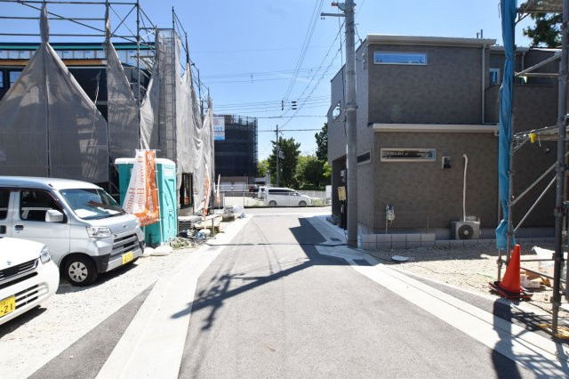 ハッピータウン伊丹瑞穂町6丁目新築一戸建ての前面道路含む現地写真|位置指定道路奥から道路側に向かって撮影した、現地写真です。写真です。道路幅員は約4.3ｍ幅です。