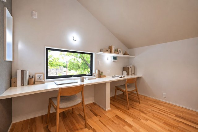 ハッピータウン伊丹瑞穂町6丁目新築一戸建ての居間・リビング|LDKに設けられた造作カウンターのスタディコーナー。インテリアにも馴染む、洗練されたワークスペースです。※小物はCGによるイメージです。実際には設置されておりません。