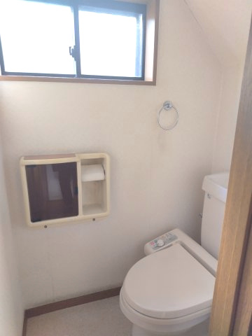 南東道路×全室6帖以上・収納豊富な間取りのトイレ|１階