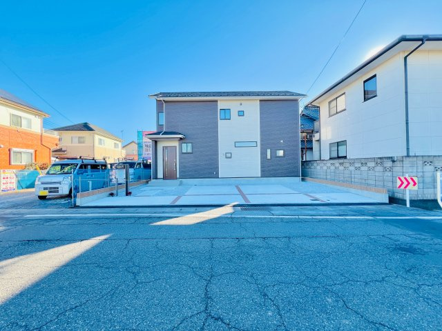 高崎市京目町の外観|閑静な住宅街で駐車も楽々♪