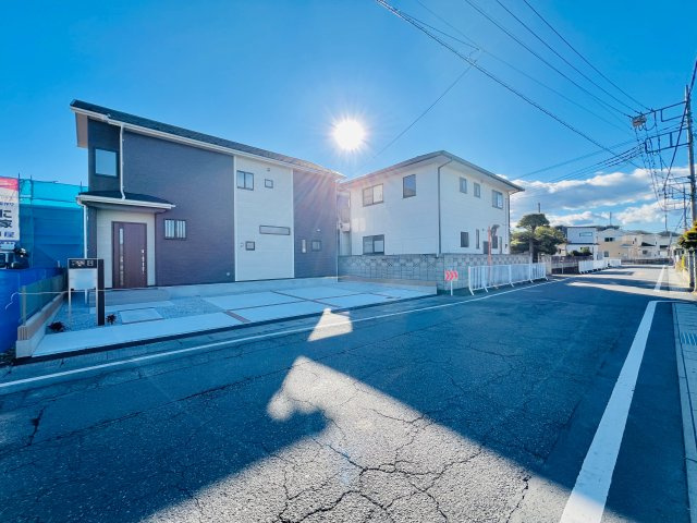 高崎市京目町の前面道路含む現地写真|駐車スペースを確保しながらお庭のスペースも広々♪