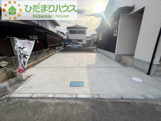 本庄市若泉２丁目　新築一戸建て　ブルーミングガーデン　01の駐車場|駐車場並列3台分！ワゴン車+軽自動車はもちろん、パパのお仕事の車も敷地内に停められますね♪