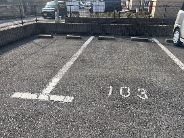アイネスOKAMOTOの駐車場