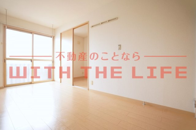 ミカハウスⅡ【10，000円キャッシュバック対象物件】の居間・リビング|こちらの居間で趣味の時間をお楽しみください