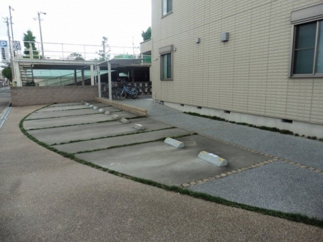 オークガーデンの駐車場|軽区画が空いております。