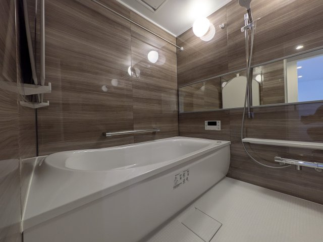 【浴室】 | 半身浴もゆっくり楽しめる広々浴室