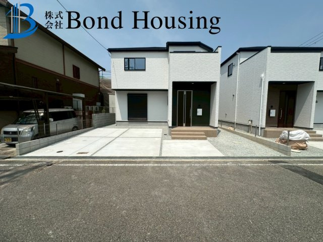 お車並列2台駐車可・収納豊富・大久保町高丘全２棟2号棟の駐車場