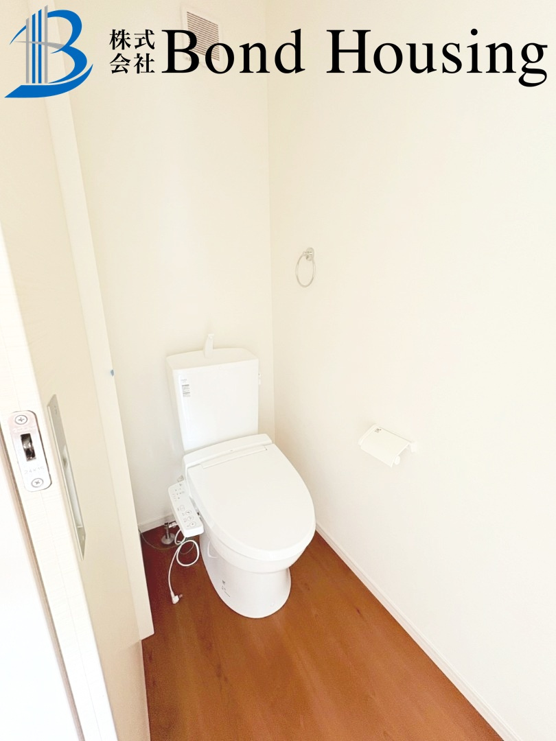 お車並列2台駐車可・収納豊富・大久保町高丘全２棟2号棟のトイレ