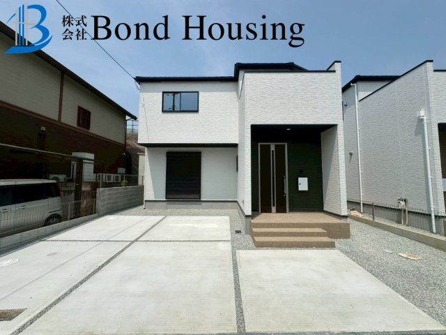 お車並列2台駐車可・収納豊富・大久保町高丘全２棟2号棟の外観