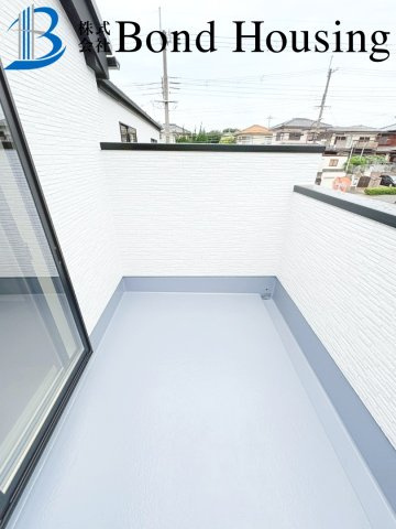 お車並列2台駐車可・収納豊富・大久保町高丘全２棟2号棟のバルコニー