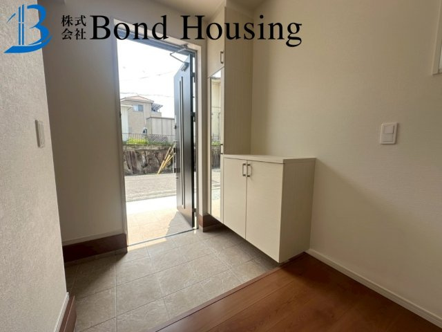 お車並列2台駐車可・収納豊富・大久保町高丘全２棟2号棟の玄関