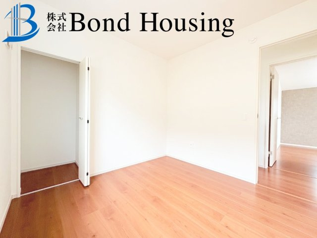 お車並列2台駐車可・収納豊富・大久保町高丘全２棟2号棟の洋室