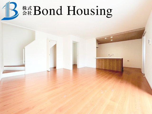 お車並列2台駐車可・収納豊富・大久保町高丘全２棟2号棟の居間・リビング