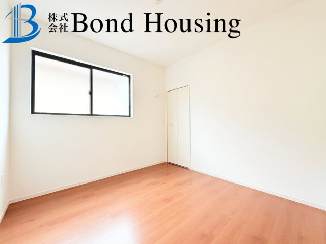 お車並列2台駐車可・収納豊富・大久保町高丘全２棟2号棟の洋室