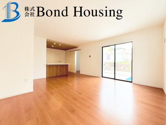 お車並列2台駐車可・収納豊富・大久保町高丘全２棟2号棟の居間・リビング