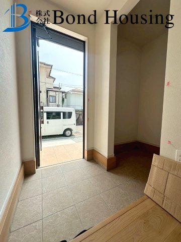 お車並列2台駐車可・収納豊富・大久保町高丘全２棟１号棟の玄関