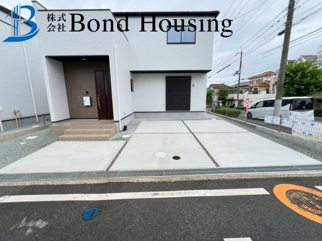 お車並列2台駐車可・収納豊富・大久保町高丘全２棟１号棟の駐車場