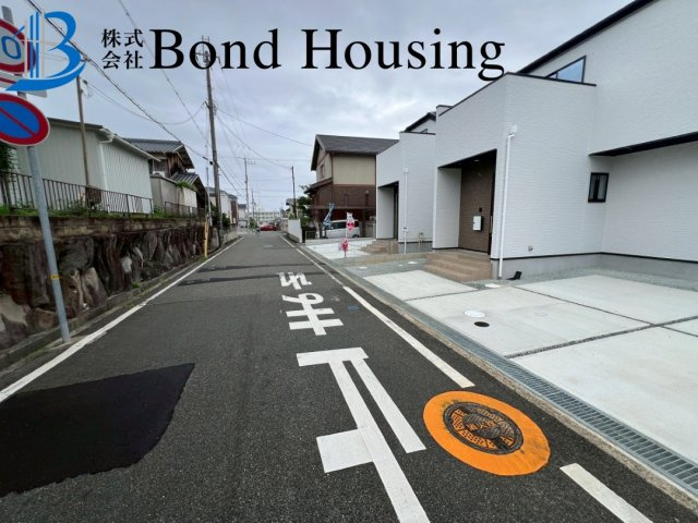 お車並列2台駐車可・収納豊富・大久保町高丘全２棟１号棟の前面道路含む現地写真