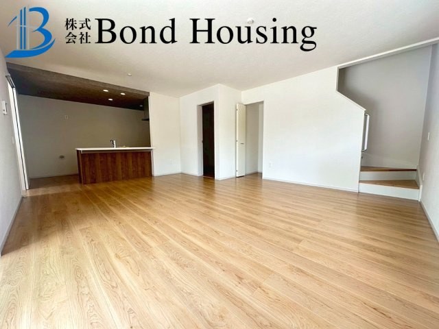 お車並列2台駐車可・収納豊富・大久保町高丘全２棟１号棟の居間・リビング