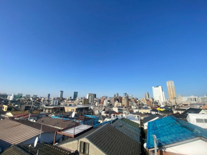 【展望】 | 周囲に高い建物が少なく、青空がどこまでも続く開放的な眺望が広がります。遠くには都市のランドマークを望み、夜には美しい夜景も楽しめそう。日々の喧騒を忘れ、リフレッシュできる特別なパノラマビューです！