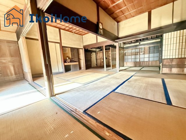 神戸市西区押部谷町木幡　中古戸建の居間・リビング|５．５帖、８帖、６帖×２部屋、４．５帖の５部屋あります。