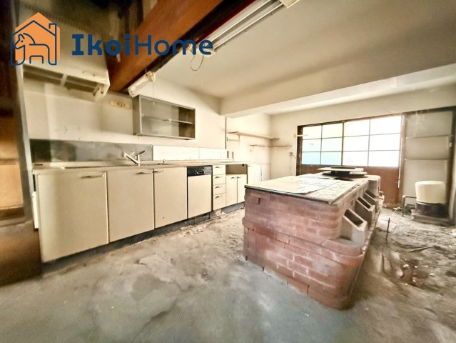 神戸市西区押部谷町木幡　中古戸建のキッチン|今どきなキッチンタイプと窯の融合！窯でお米を炊きたいですね！