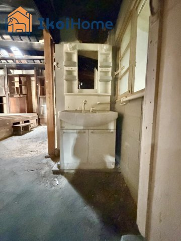 神戸市西区押部谷町木幡　中古戸建の洗面所|洗面は古いので交換必須。。。？