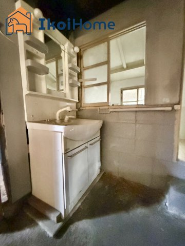 神戸市西区押部谷町木幡　中古戸建の洗面所|勝手口から入ってすぐ洗面があるので便利です。