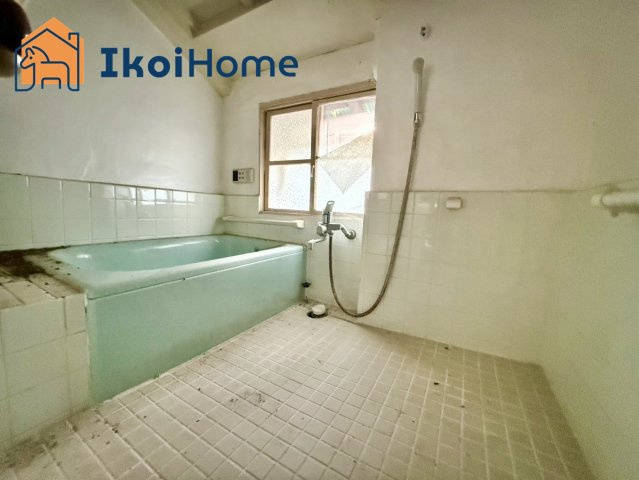 神戸市西区押部谷町木幡　中古戸建の浴室|手すり付きで安心です！