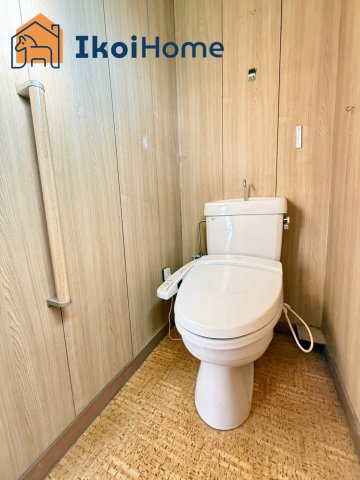 神戸市西区押部谷町木幡　中古戸建のトイレ|手すりとウォシュレット付きのトイレです。