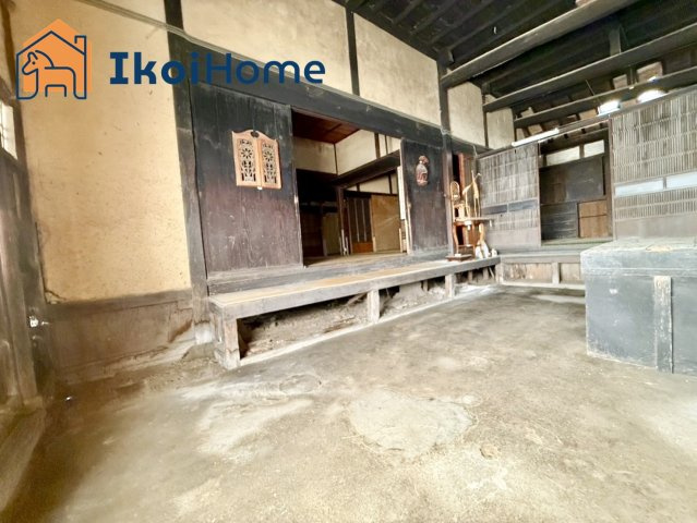 神戸市西区押部谷町木幡　中古戸建の玄関|大きな玄関から見渡すお家の内装は、もう昔の絵本に出てきそう！