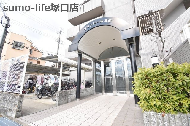 プランドール武庫のエントランス
