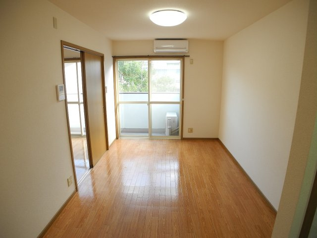 プチメゾンスカイラークの居間・リビング|※別のお部屋の内装写真です。