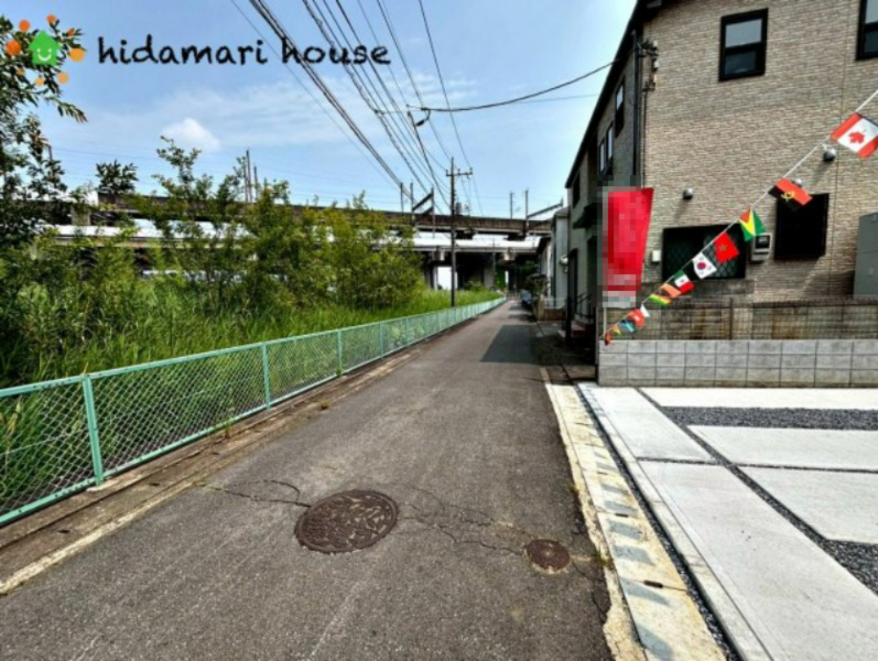 上尾市原市17期　新築戸建　グラファーレ01の前面道路含む現地写真