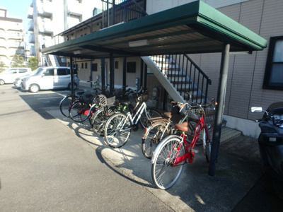 【その他共用部分】 | カーサ・オクムラ | 屋根付き駐輪スペースです