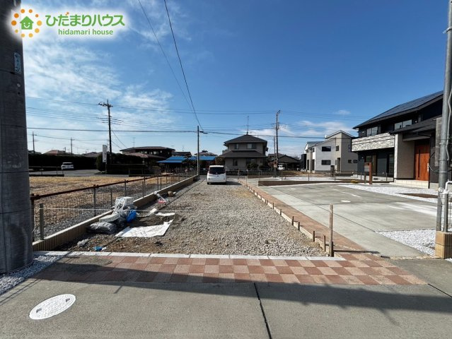 熊谷市弥藤吾　2期　新築一戸建て　ブルーミングガーデン　03の前面道路含む現地写真