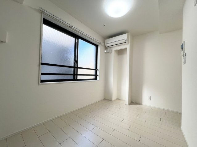 神宮前プレイスの居間・リビング|お洒落なホワイトフローリング