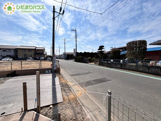 熊谷市弥藤吾　2期　新築一戸建て　ブルーミングガーデン　01の前面道路含む現地写真