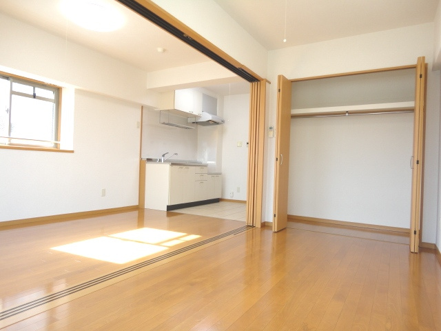 久留米市東合川８丁目の賃貸マンションの居間・リビング|こちらのリビングで趣味の時間をお楽しみください